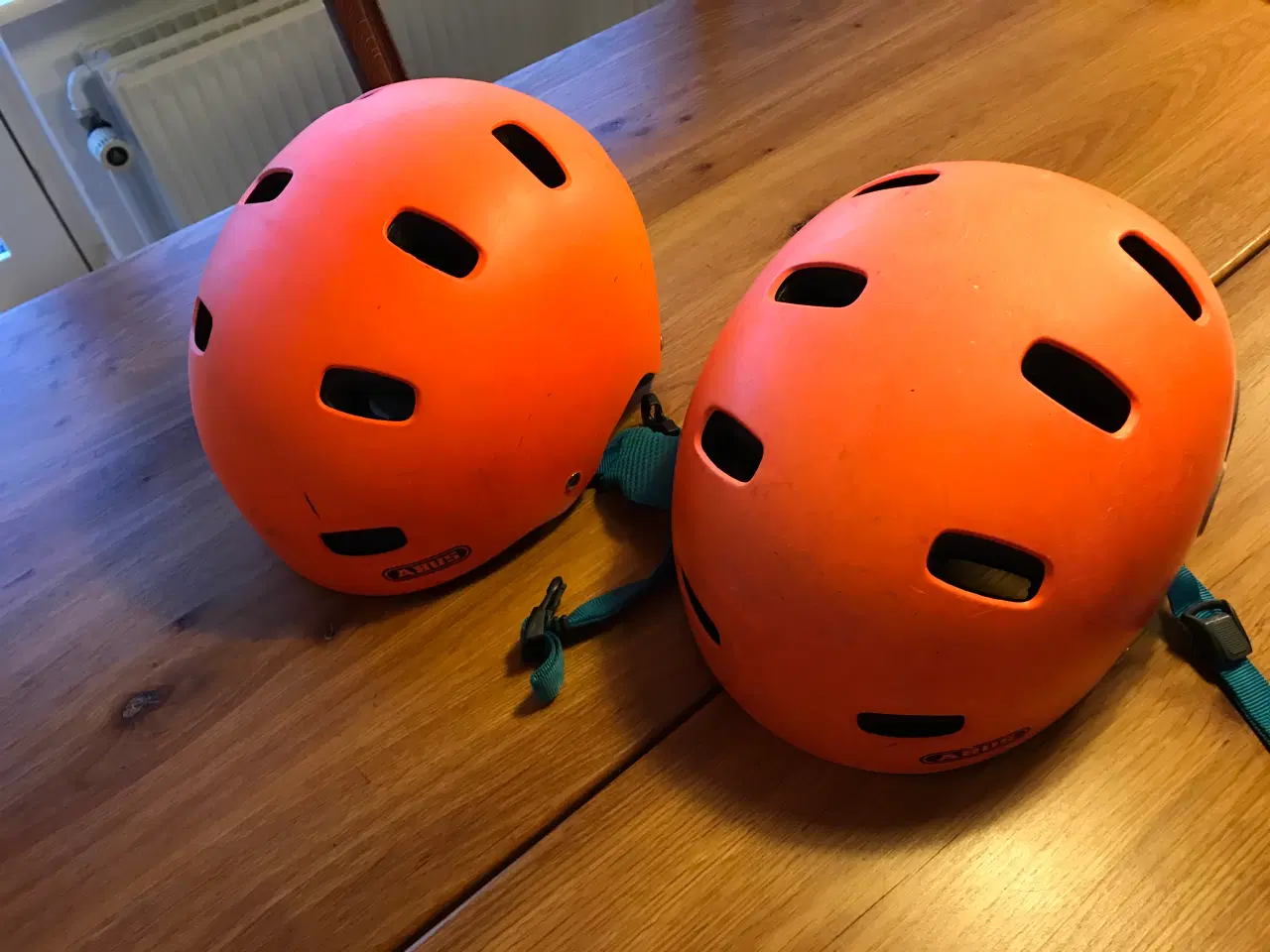 Billede 2 - 2 stk. smarte orange Abus cykelhjelme