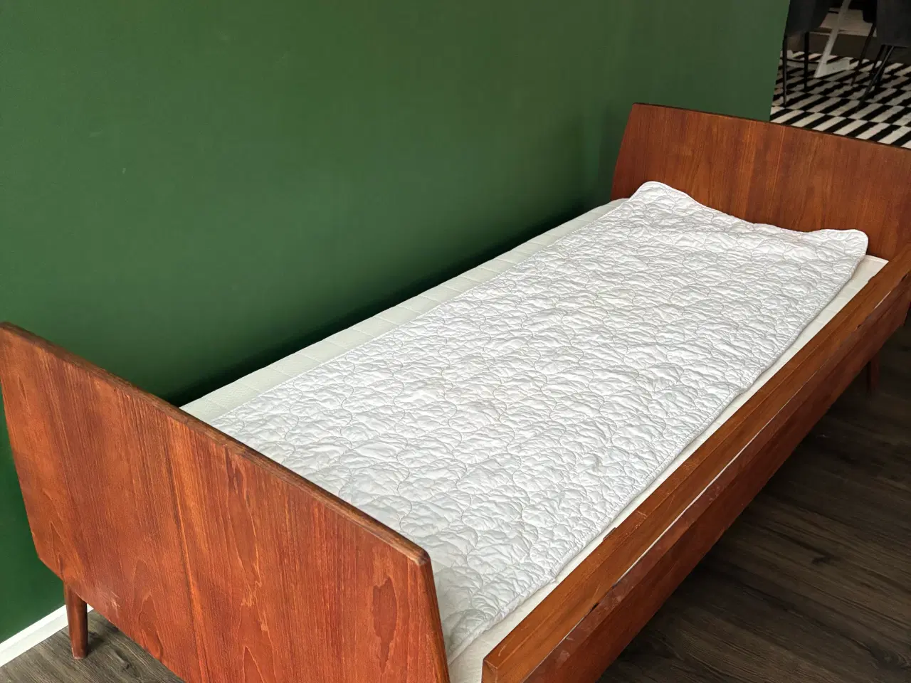 Billede 3 - Retro teaktræ børneseng 