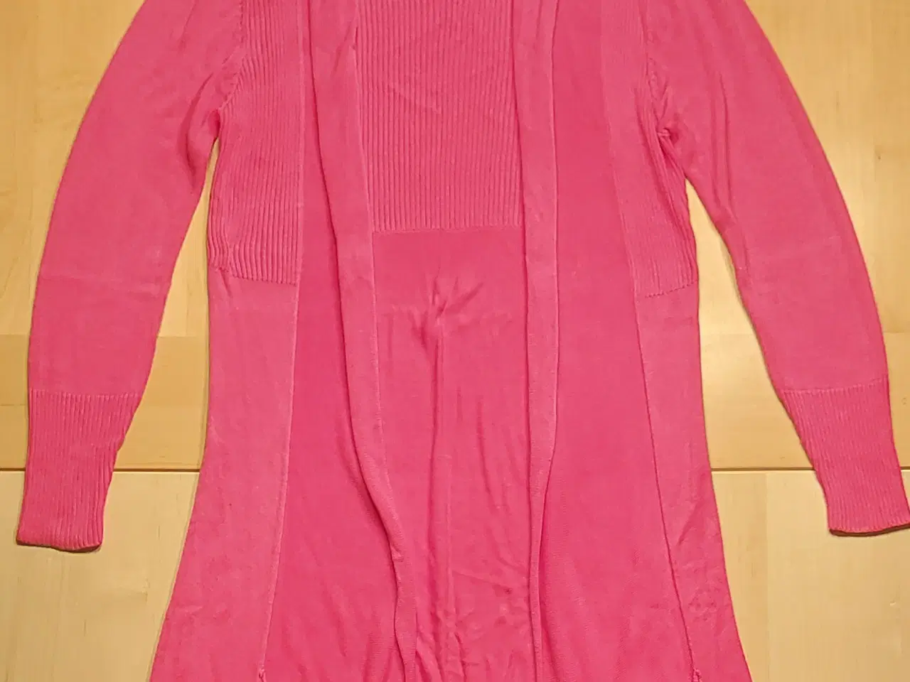 Billede 1 - Lækker blød pink cardigan med lommer sælges