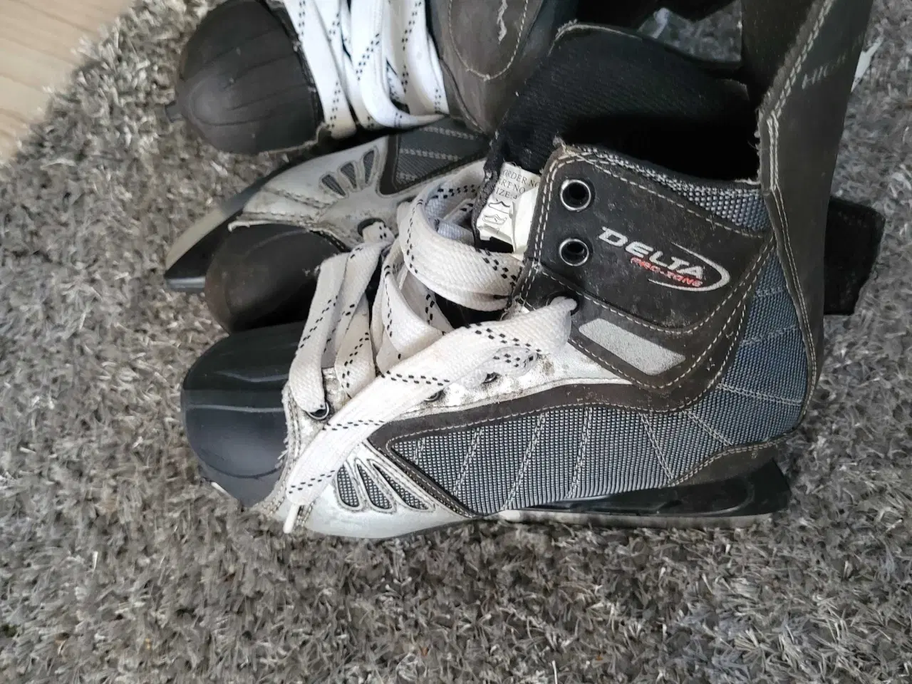 Billede 3 - fine skisæt 200kr  2 par skøjter 100kr