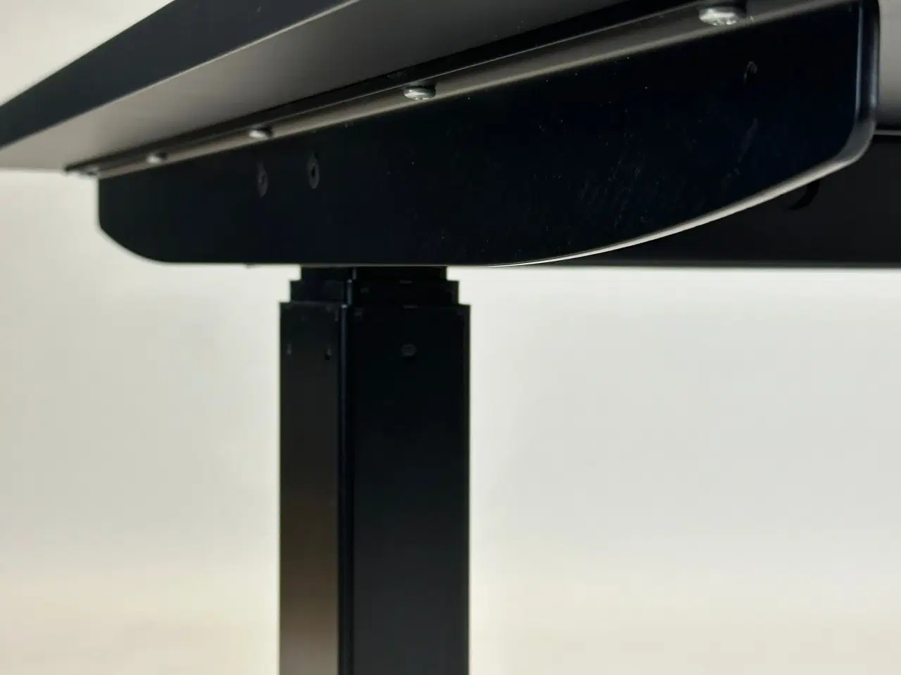 Billede 6 - Hæve/sænkebord 140x80 (Sort) - Linak