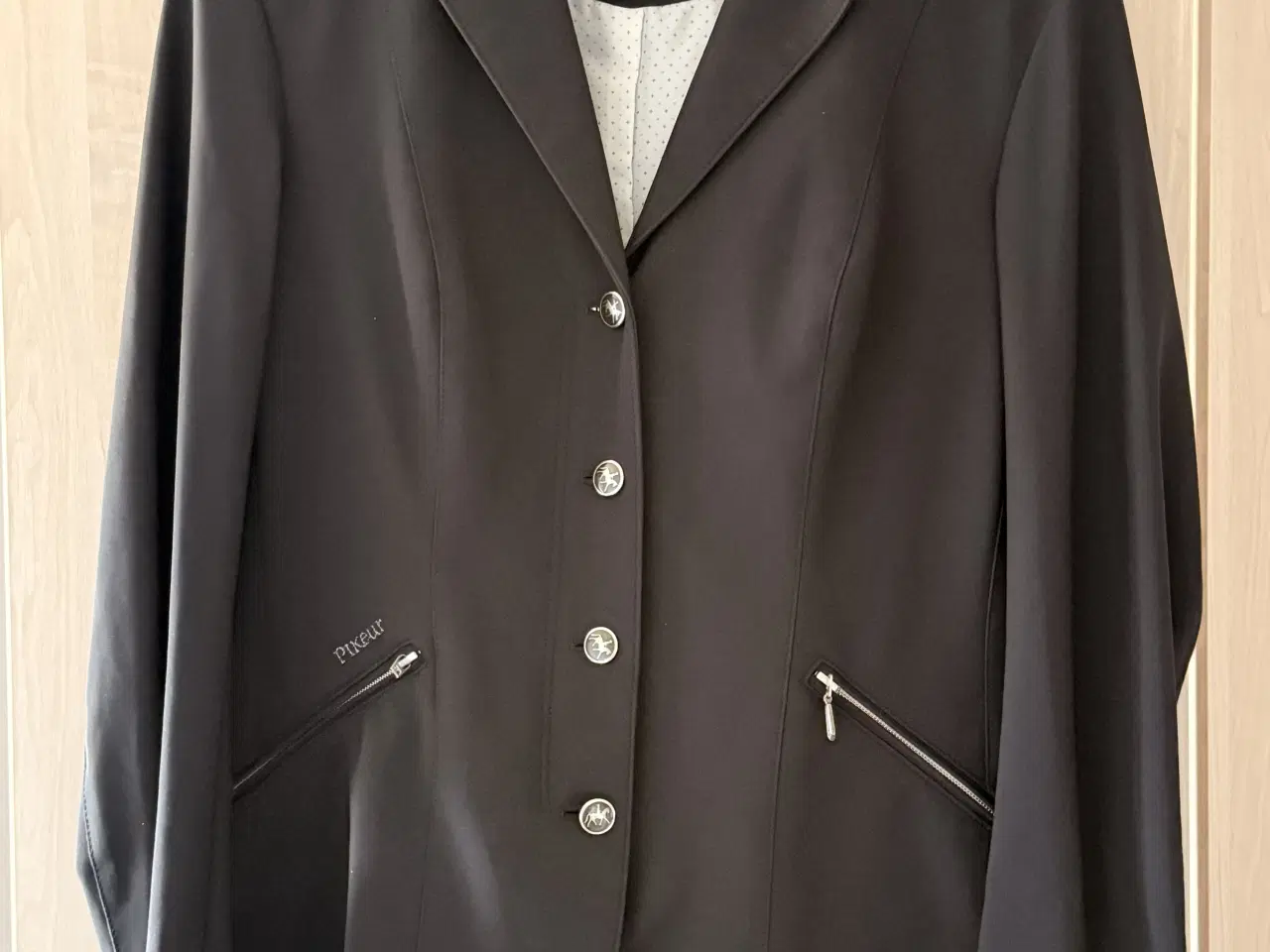 Billede 1 - Pikeur Saphira stævnejakke sælges