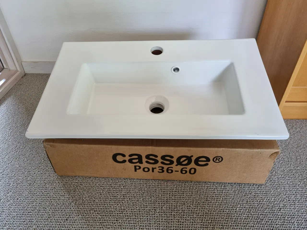 Billede 1 - Håndvask. Cassøe. Hvid porcelænsvask. POR 36 - 60N
