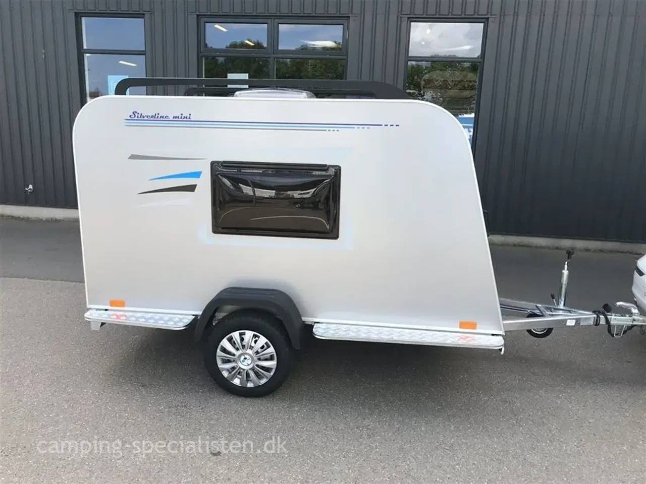 Billede 2 - 2024 - Tomplan Silverline Mini    NY Mini campingvogn Den populære Silverline i model 2024 - dobbelt seng - Camping-Specialisten.dk