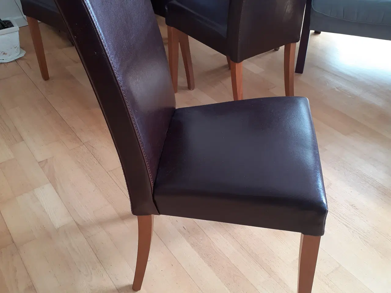Billede 4 - Samlet pris! 6 stk. spisebordsstole i brunt læder.