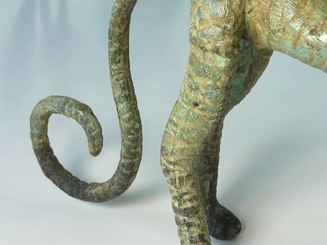 Billede 9 - Stor gepardskulptur i genbrugsbronze – 40 cm lang