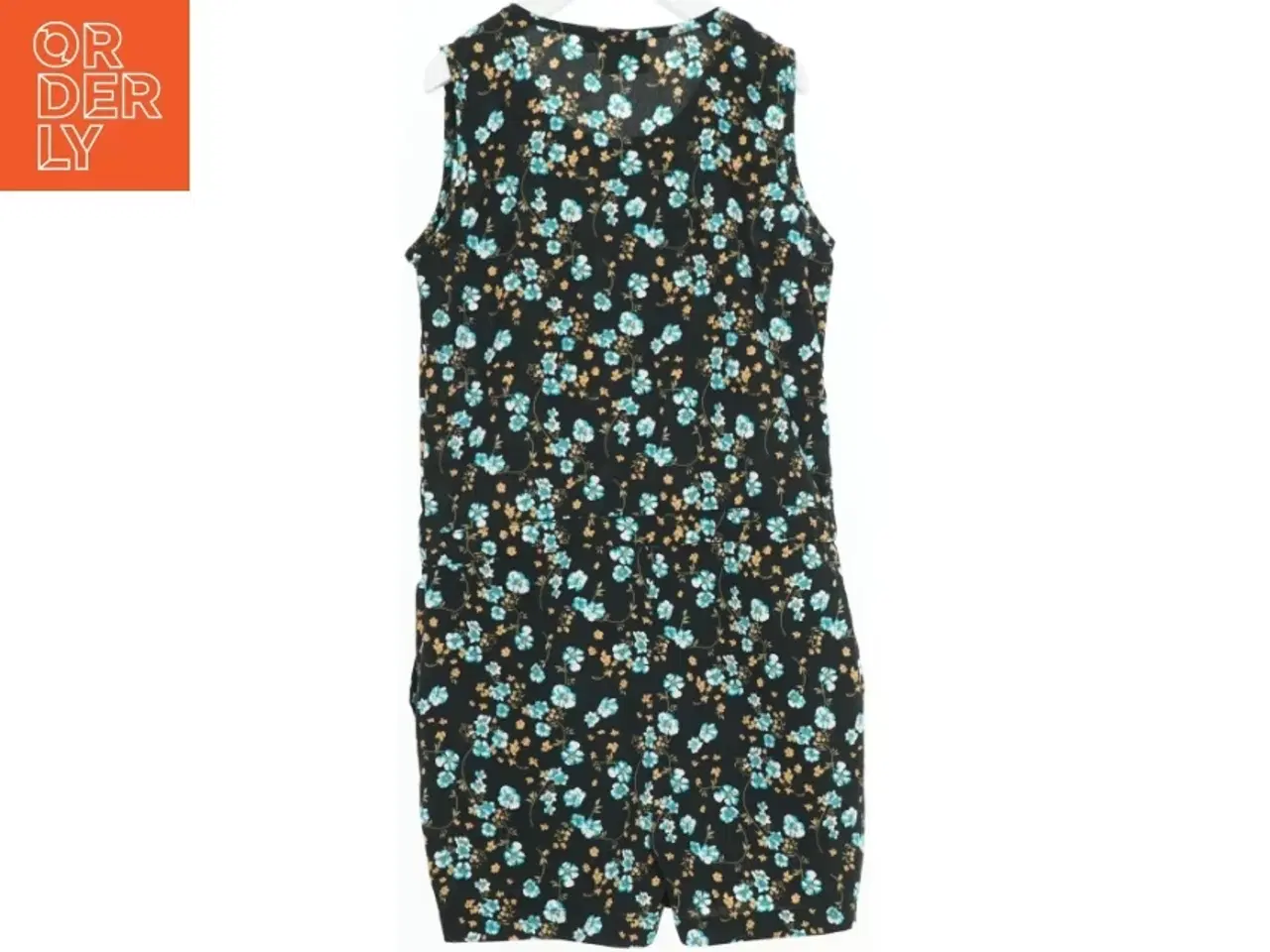 Billede 2 - Blomstret buksedragt fra Petit (str. 116)