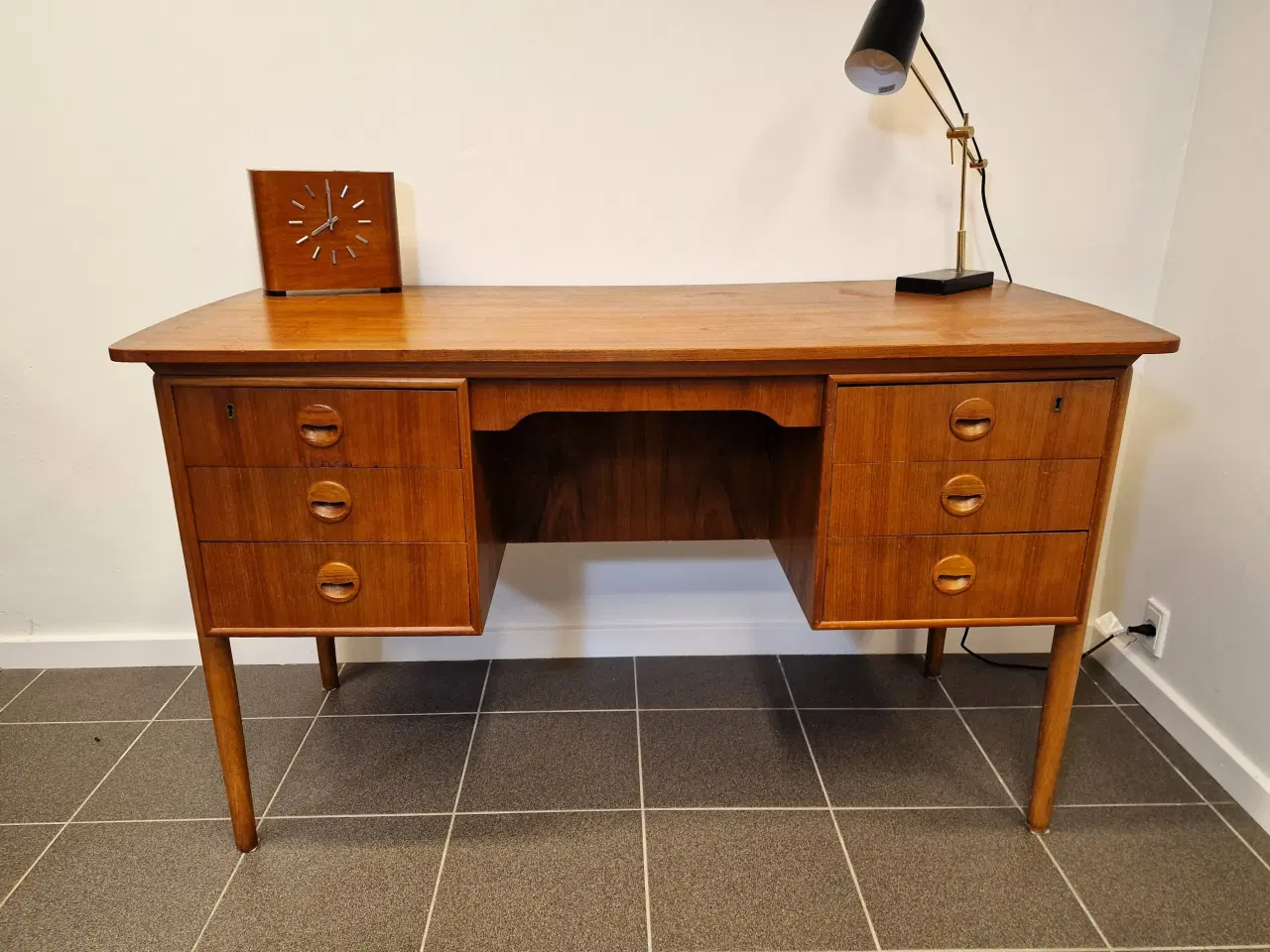 Billede 1 - Stilrent fritstående skrivebord af teak finer.