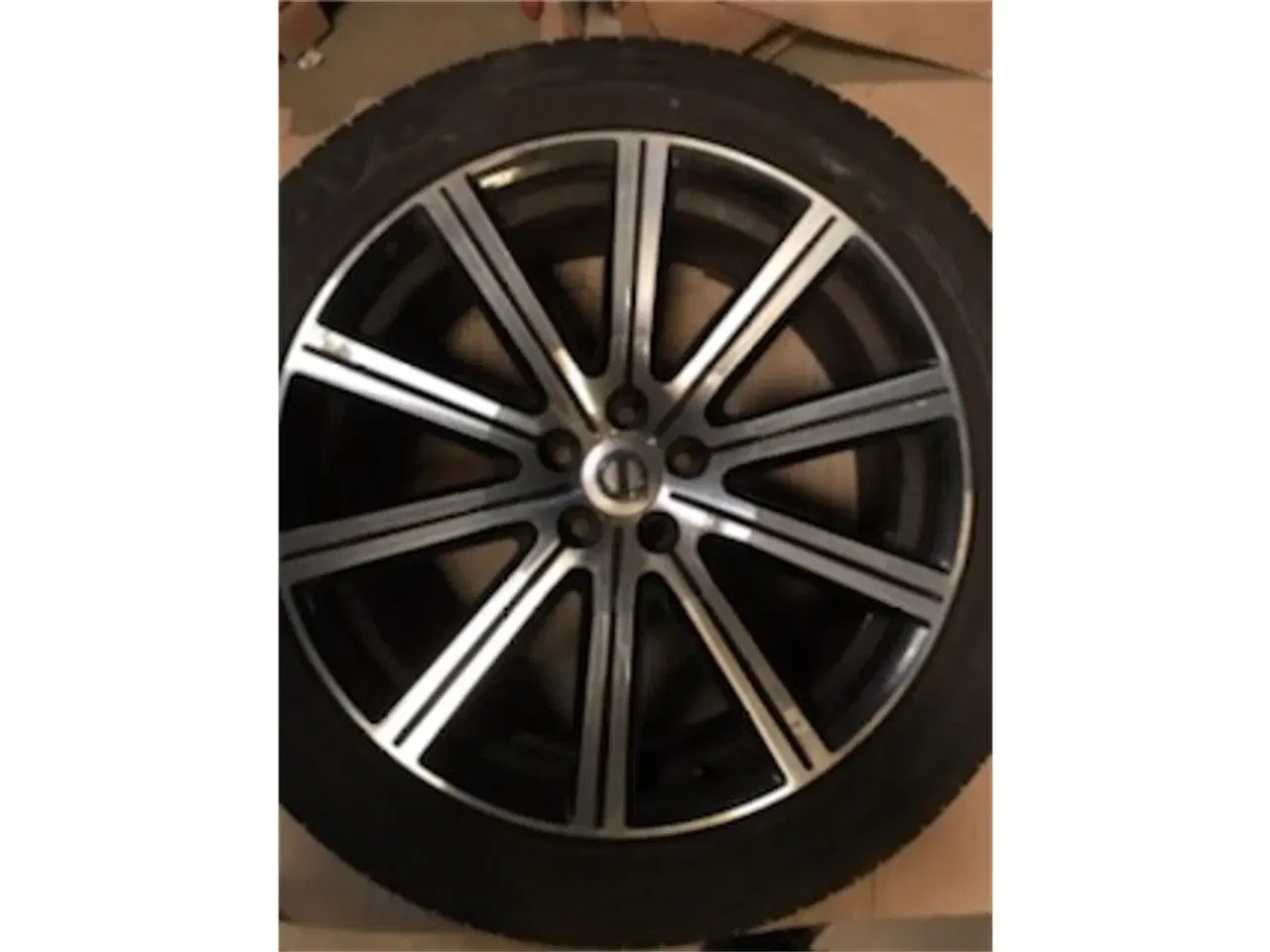 Billede 1 - Originale 4 stk. VOLVO 20x9,5" alu fælge med dæk.