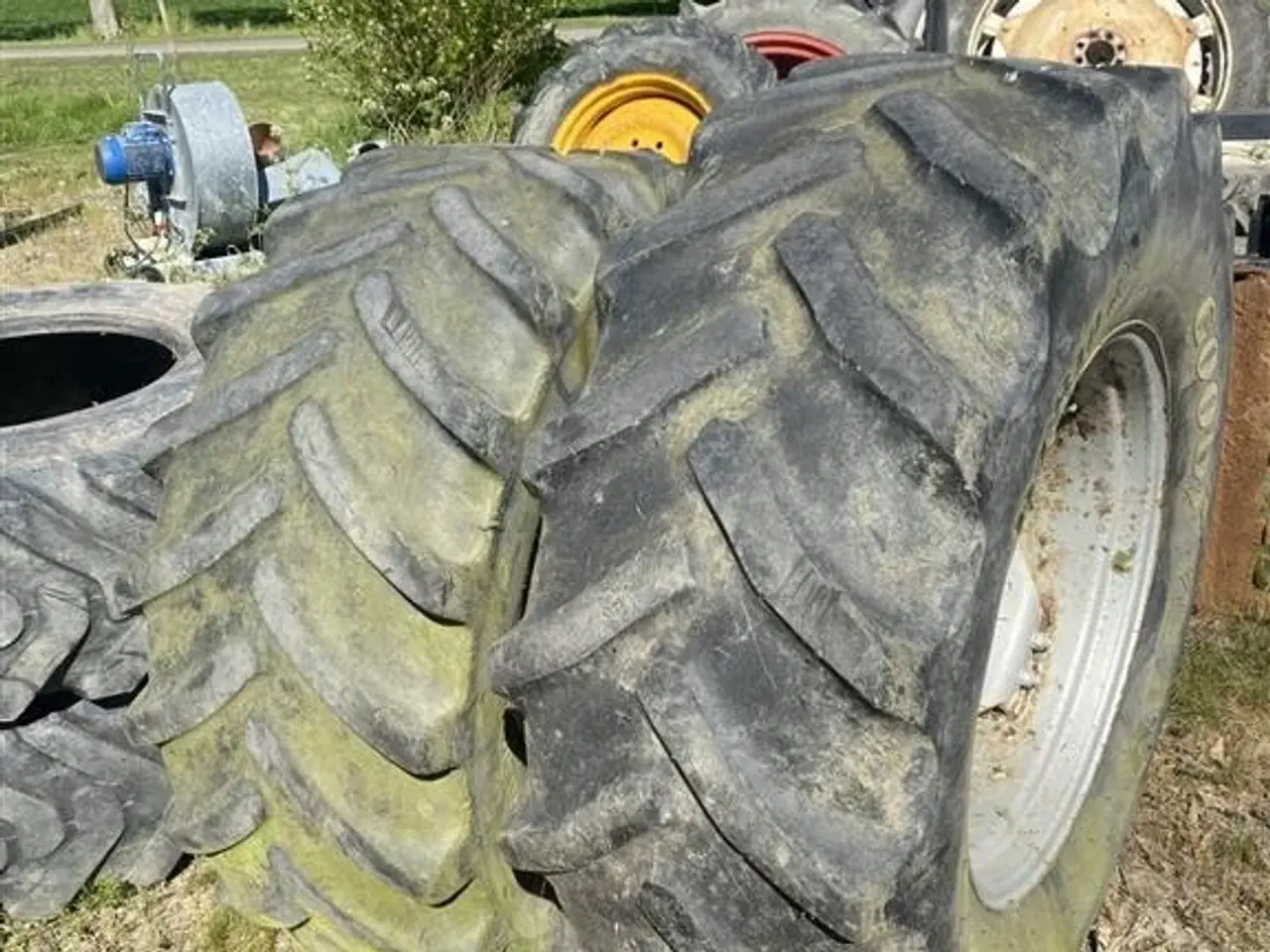 Billede 2 - BKT 480/70R28  Prisen er for 2 stk. 1 stk. dæk holder ikke luft.