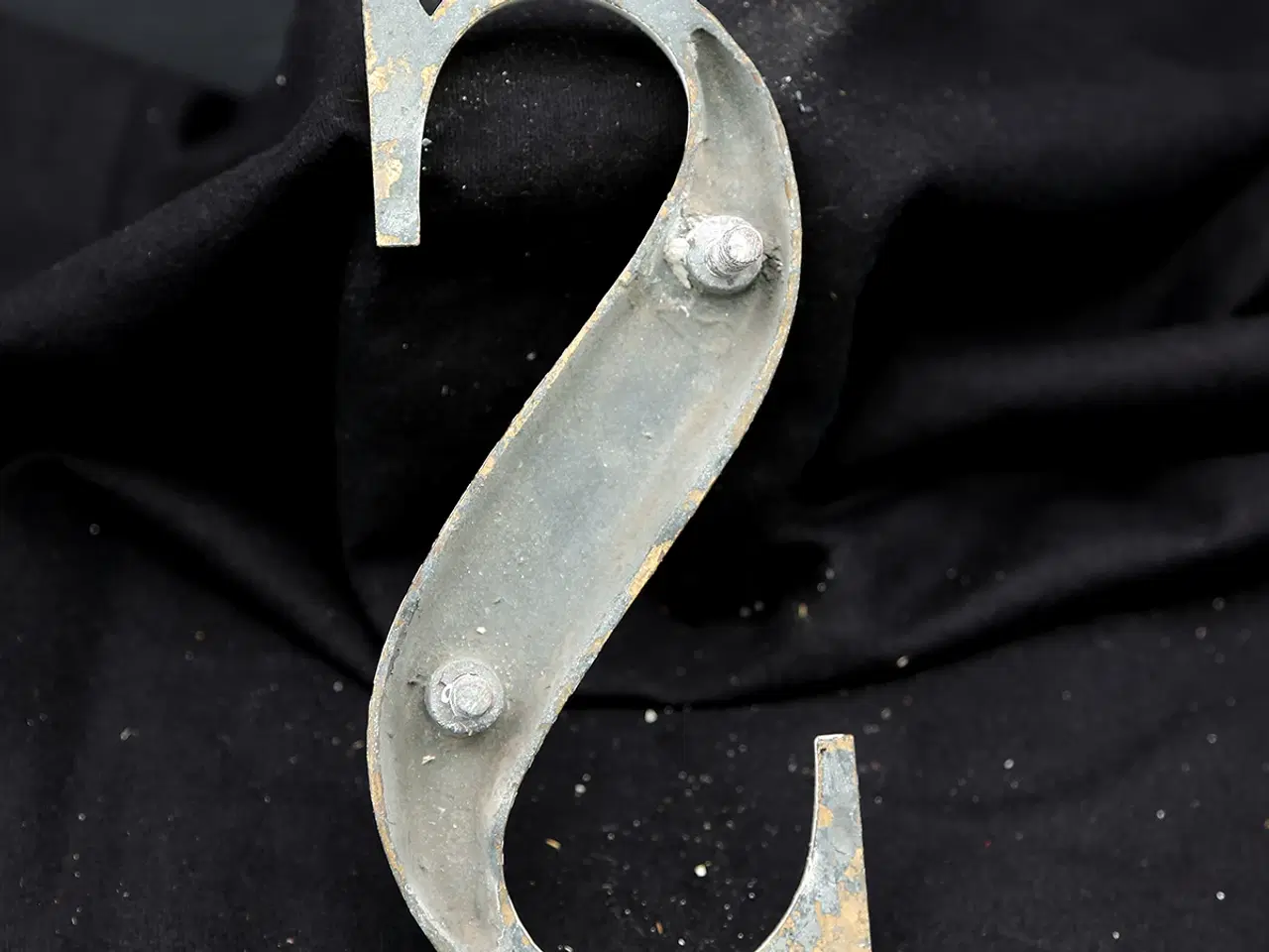 Billede 2 - Messing facadebogstav “S” – rå patina