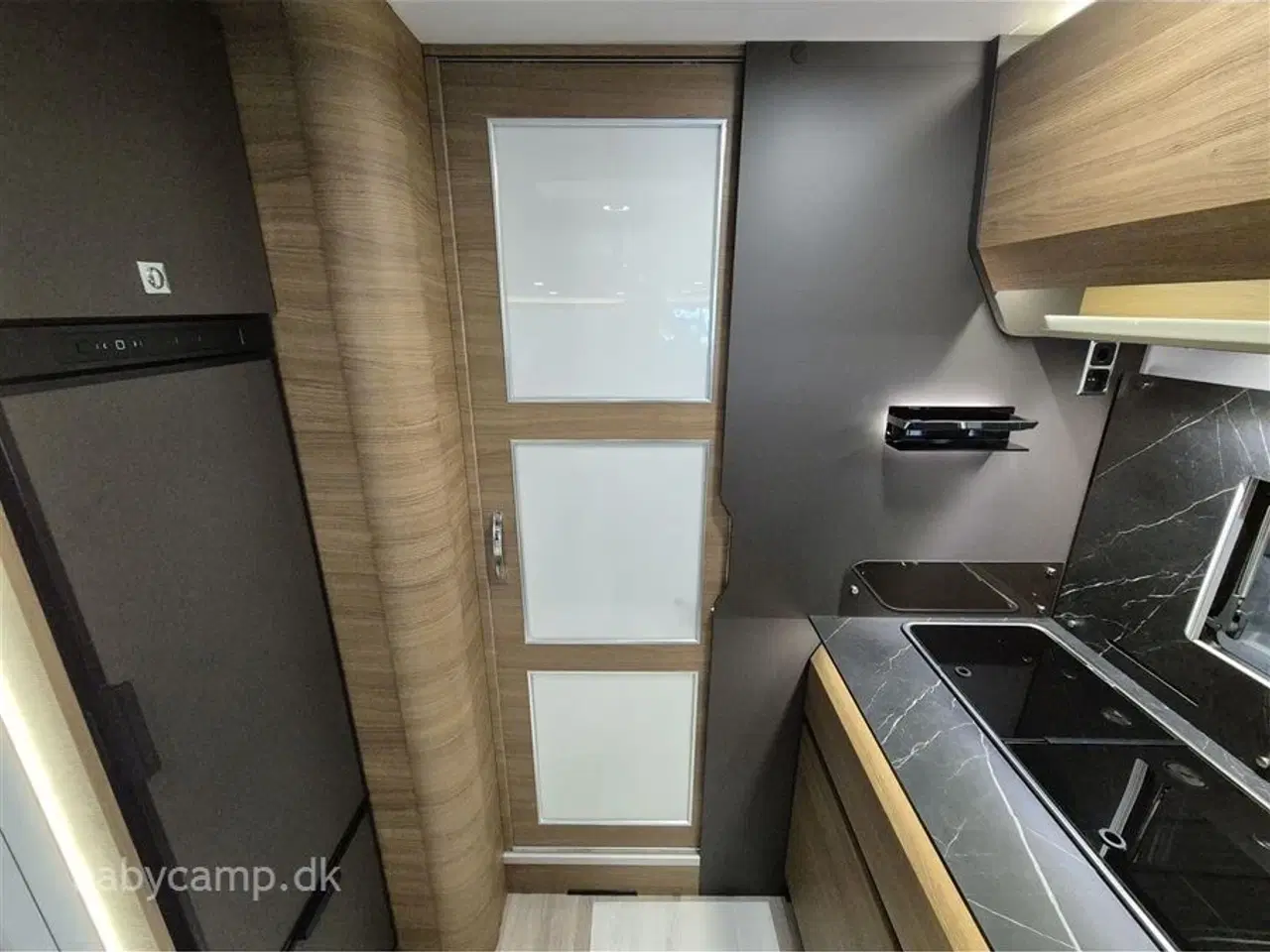 Billede 17 - 2024 - Benimar Amphitryon 967 Northautokapp   Nk.Pakke. Automatgear. solceller. 200Ah Lithium. 2000W inverter. luftundervogn på bagaksel. Hydrauliske støtteben. Alarm. Gasbageovn. Elektrisk tømning af frisk/spildevand. 3m vandfilter. tv samt internet antenne. Kan vejes op til 4400 kg.