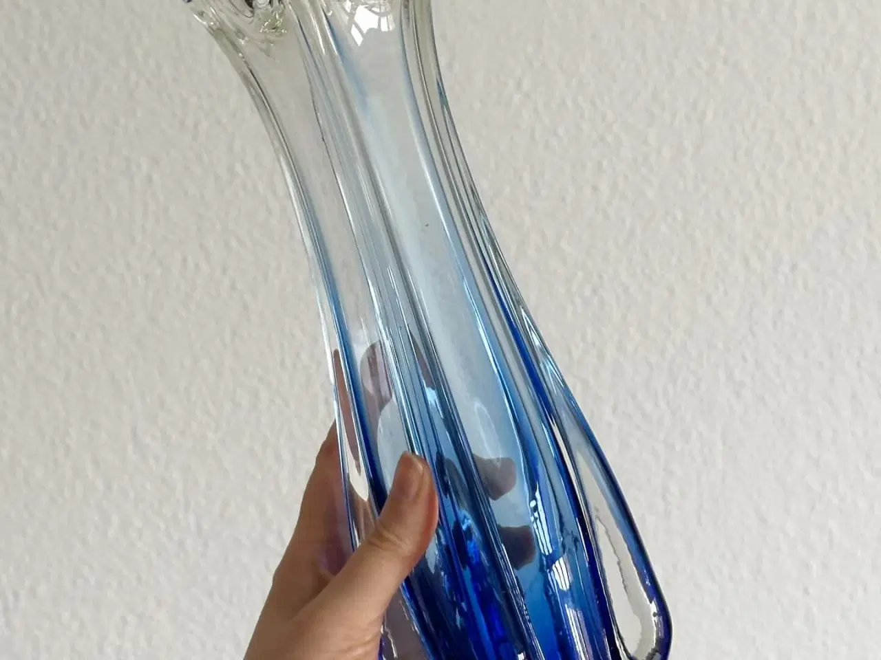 Billede 4 - Organisk glasvase m blå bund