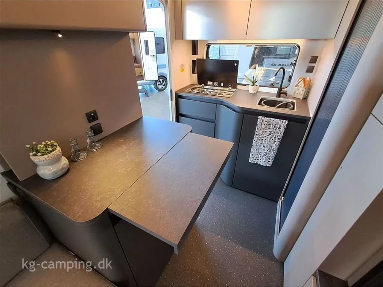 Billede 13 - 2026 - Adria Action 391 LH Sport   2026 Nyhed - Action 391 LH SPORTS med TRUMA Combi 4 E og lyst hyndestof