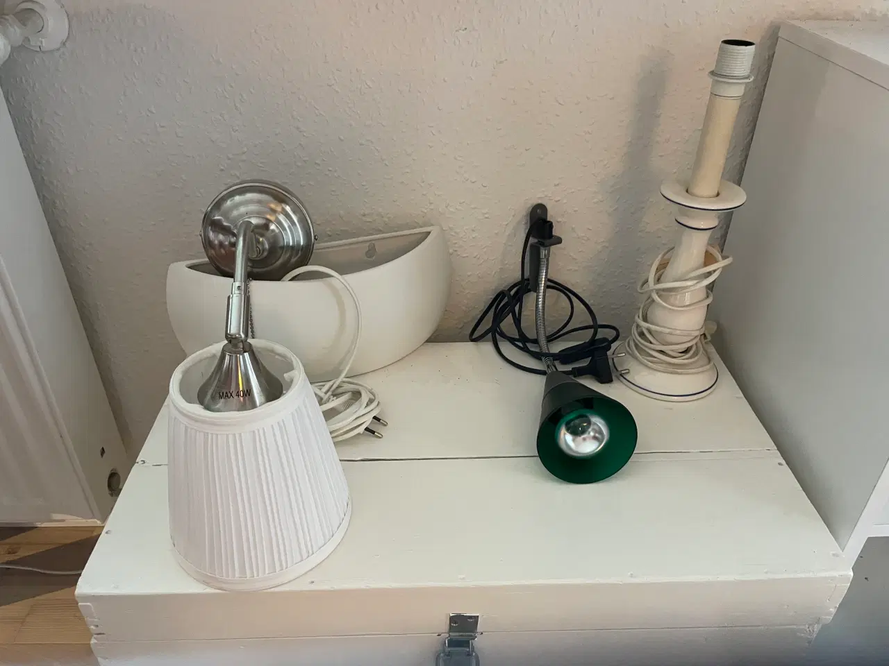 Billede 1 - 4 lamper. I alt 100kr. Sælges ifm flytning.