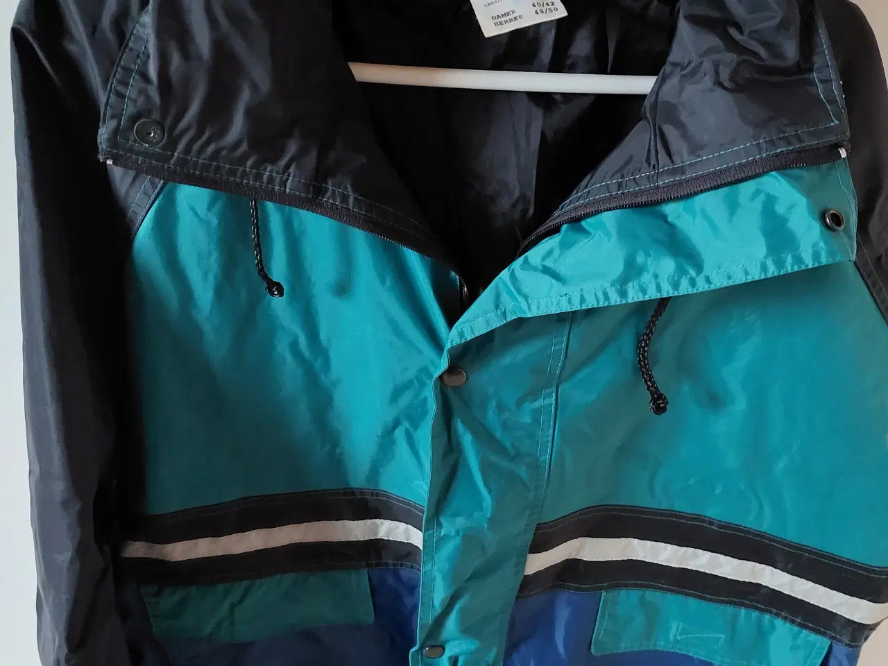 Billede 1 - Pæn Regnjakke str M/ L Turkis farvet