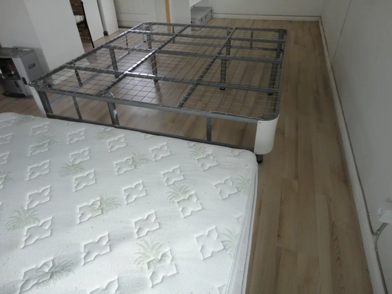 Billede 7 - 1 stk. dobbelt seng står rigtig flot i stellet 