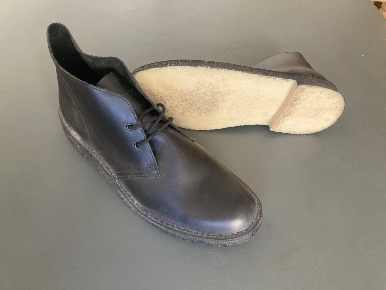 Billede 3 - Aldrig brugt: Clarks Desert Boots i sort læder str