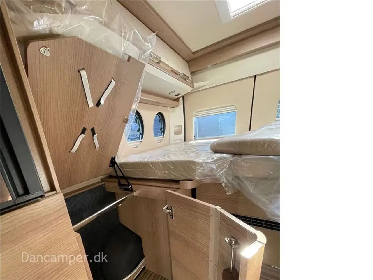 Billede 19 - 2024 - Carthago van 640 LE GT   MESSEPRIS kr. 1.099.900,- SPAR kr. 156.630,- Topmodel - enkeltsenge, Ko-øje-vinduer i bag, 9-trins automatgear, skiltegenkendelse, fjernlysassistent, navigation, Pioneer mediacenter, m.m.m.