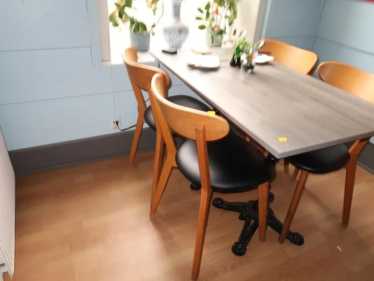 Billede 2 - Bord med 4 stk. stole