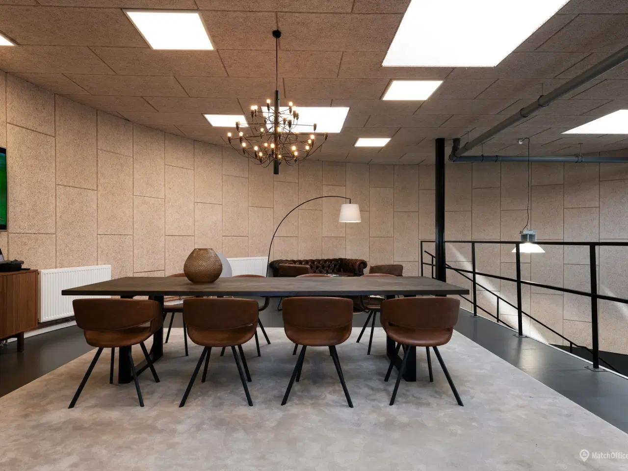 Billede 6 - Unik ejendom - Lager/showroom/kontor - 3 meter port og dobbeltdør som kan åbnes helt op.