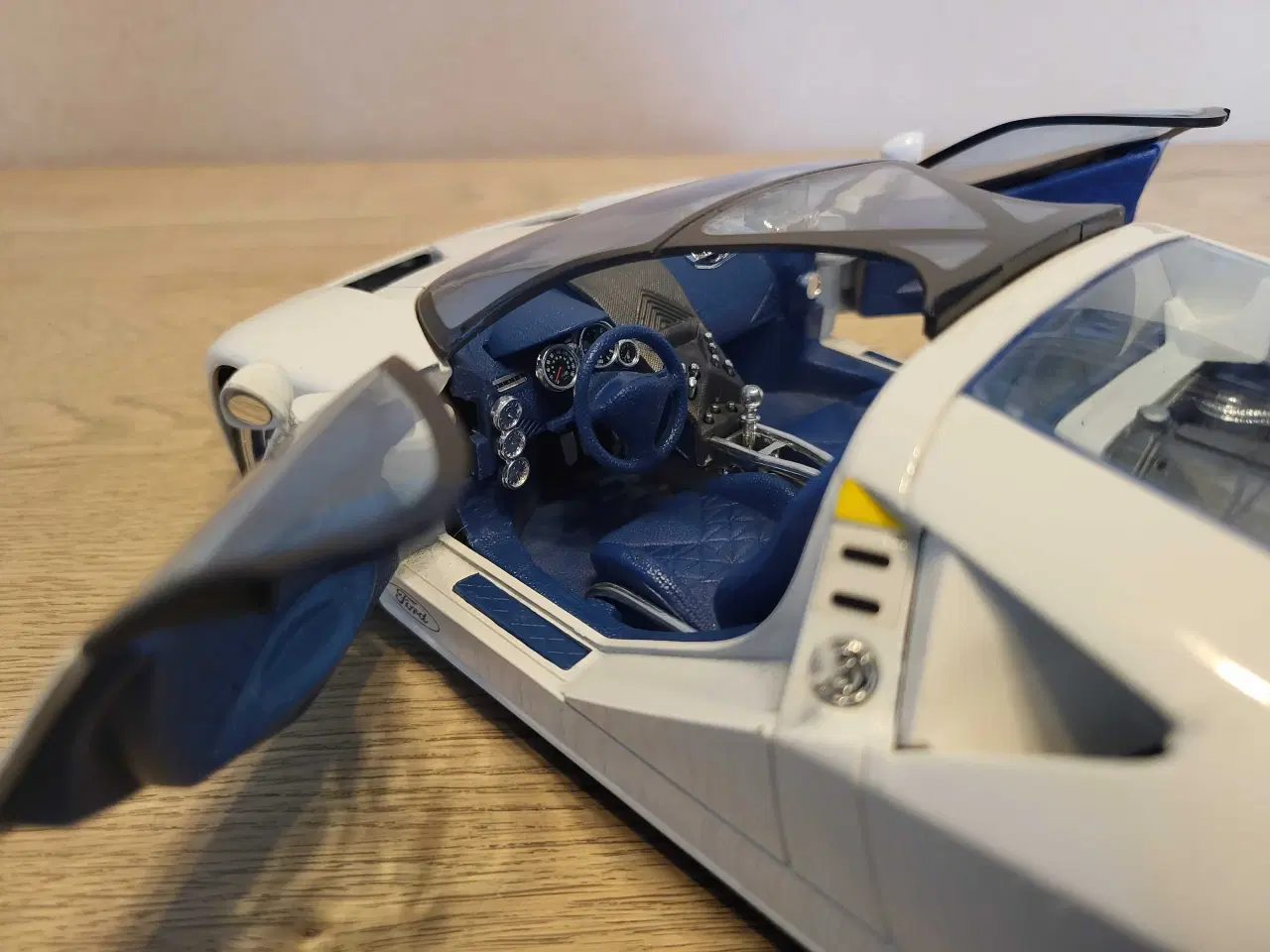 Billede 6 - Modelbil: FORD GT90 1995.  Skala 1/18.