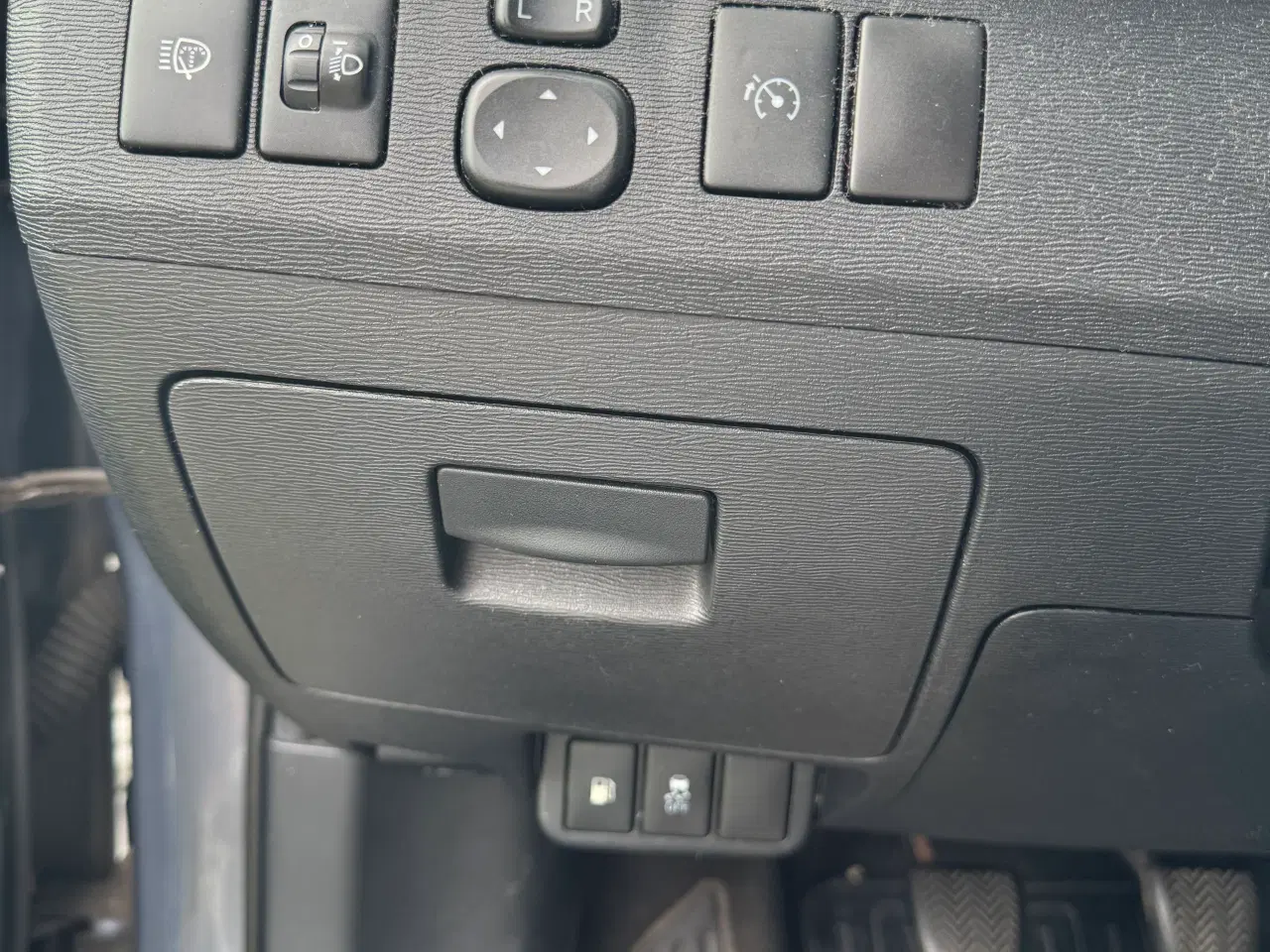 Billede 9 - NYSYNET OG NYSERVICERET TOYOTA AVENSIS