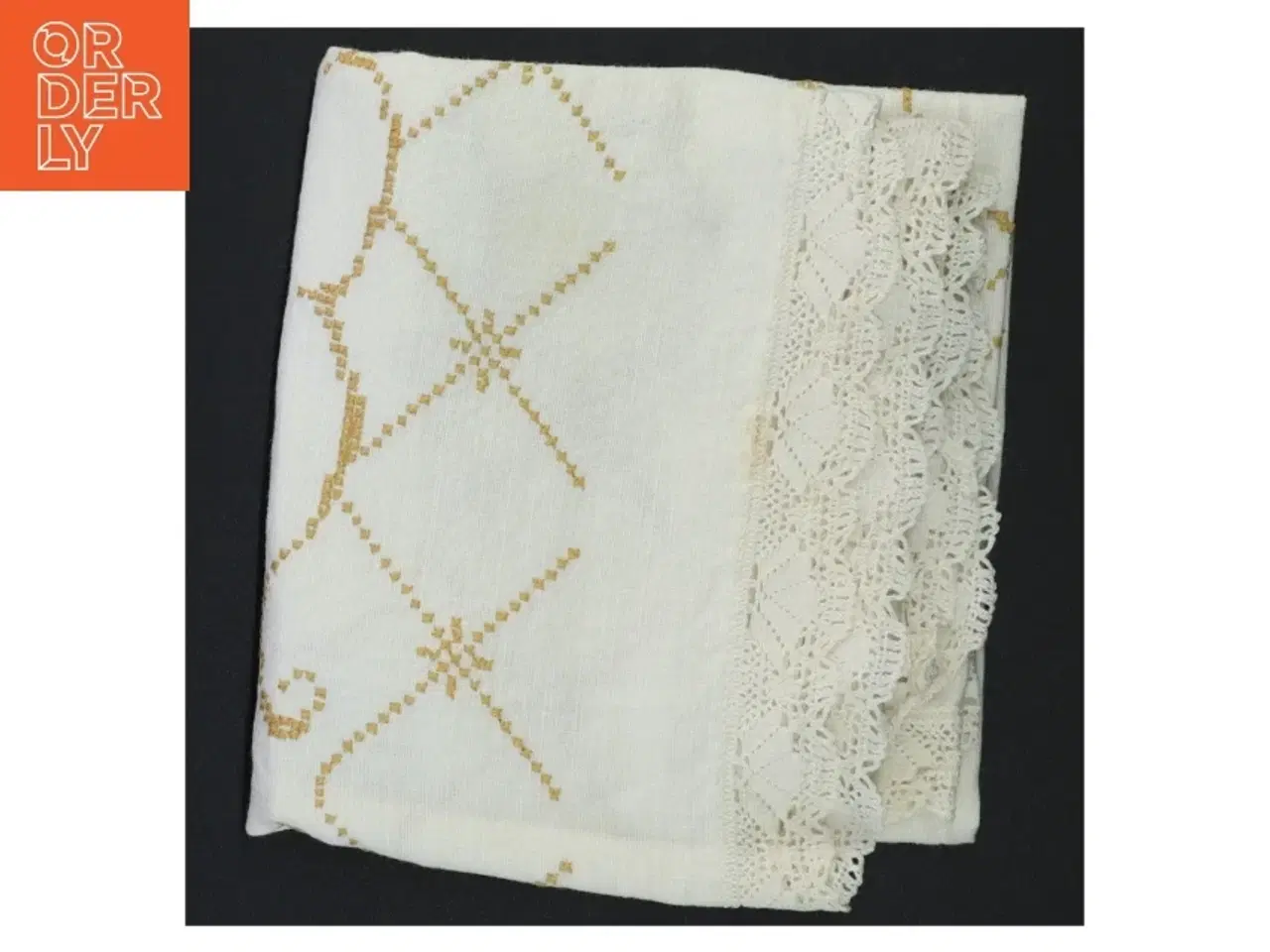 Billede 1 - Hvid broderet dug med blondedetaljer (str. 70 x 67 cm)