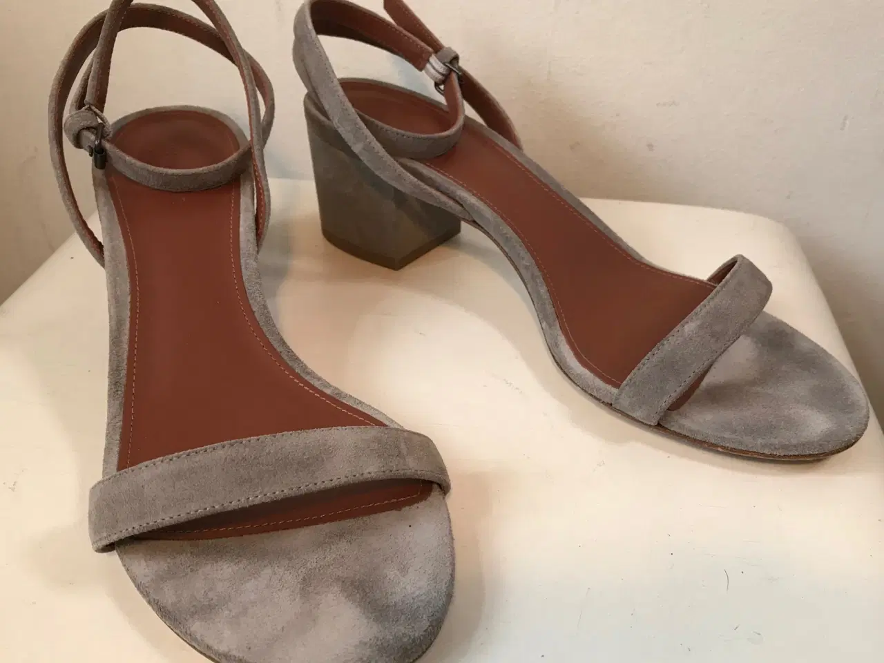 Billede 1 - Yvonne Koné, grå sandaler, str 41