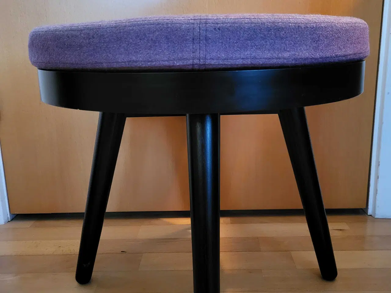 Billede 1 - Alma Softline sofabord/skammel, siddepude medfølge