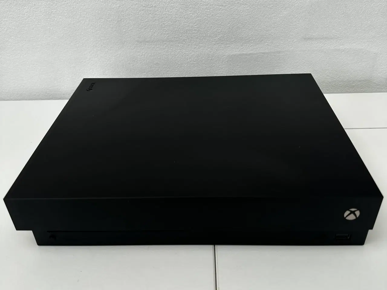 Billede 2 - Xbox One X 4K 1TB sæt(Perfekt stand)