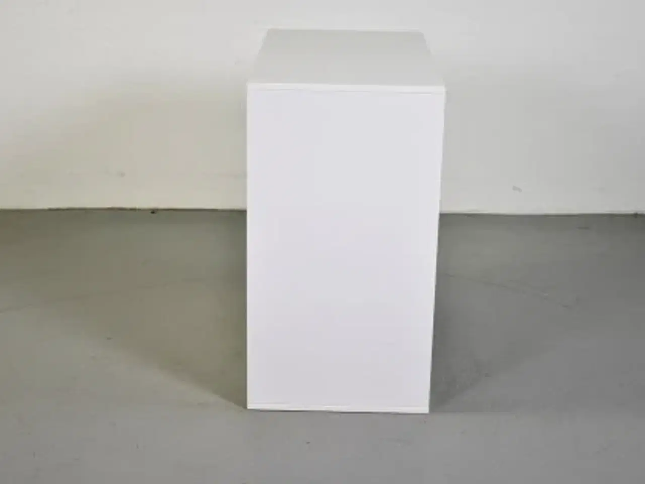 Billede 4 - Cube design quadro skab i hvid med to grå skydelåger