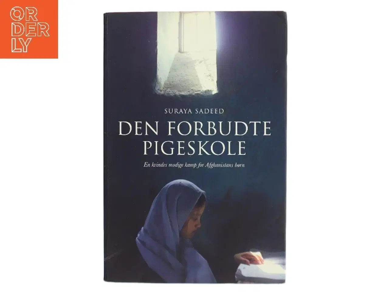 Billede 1 - Den forbudte pigeskole : en kvindes modige kamp for Afghanistans børn af Suraya Sadeed (Bog)