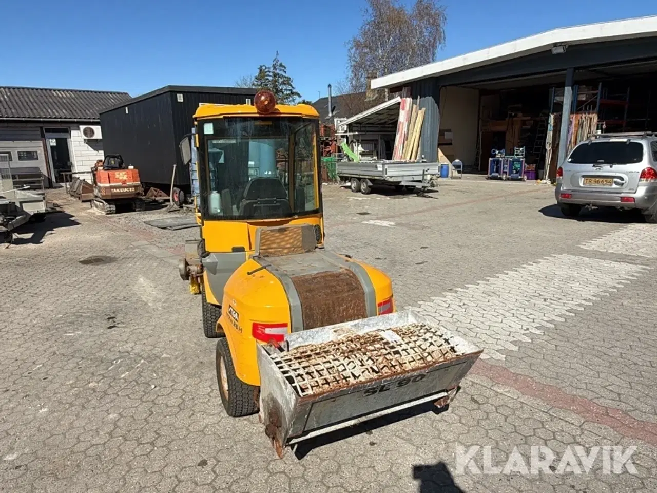 Billede 7 - Redskabsbærer Stiga Titan 26H med kost saltudlægger og klippebord