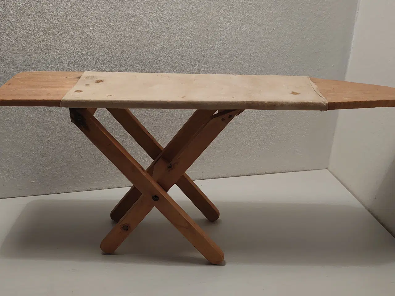 Billede 2 - Fængselslegetøj?Gammelt dukke strygebræt.L43cm.