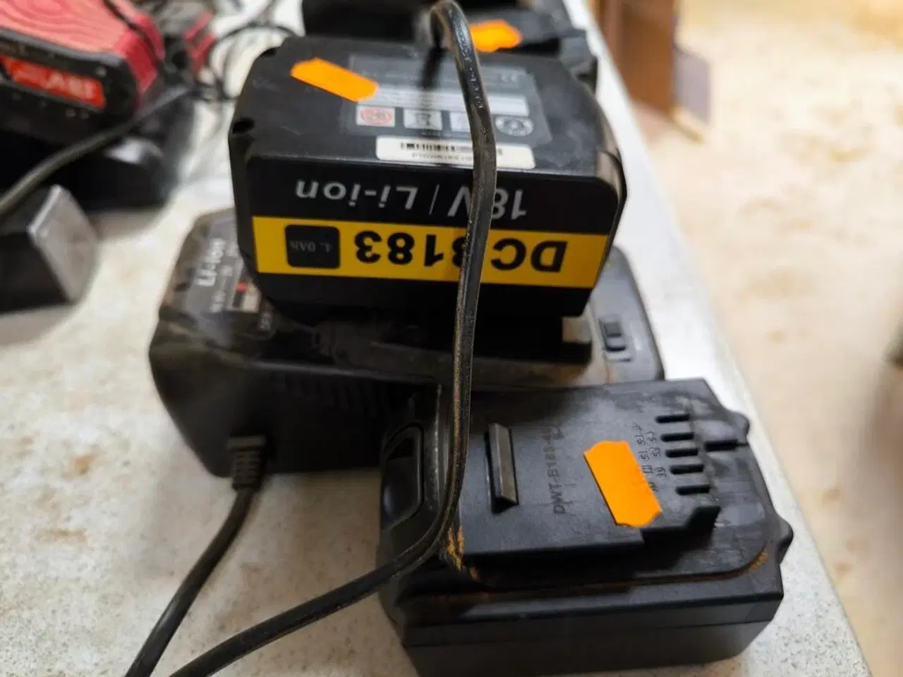 Billede 2 - Lader & 2 stk. batterier til MICHANN rørskærer