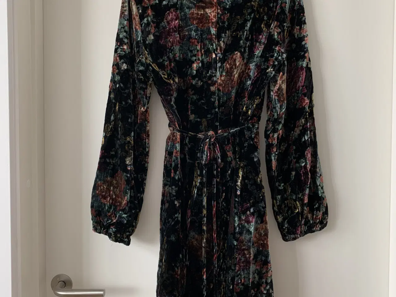 Billede 5 - Zara slå om kjole velour