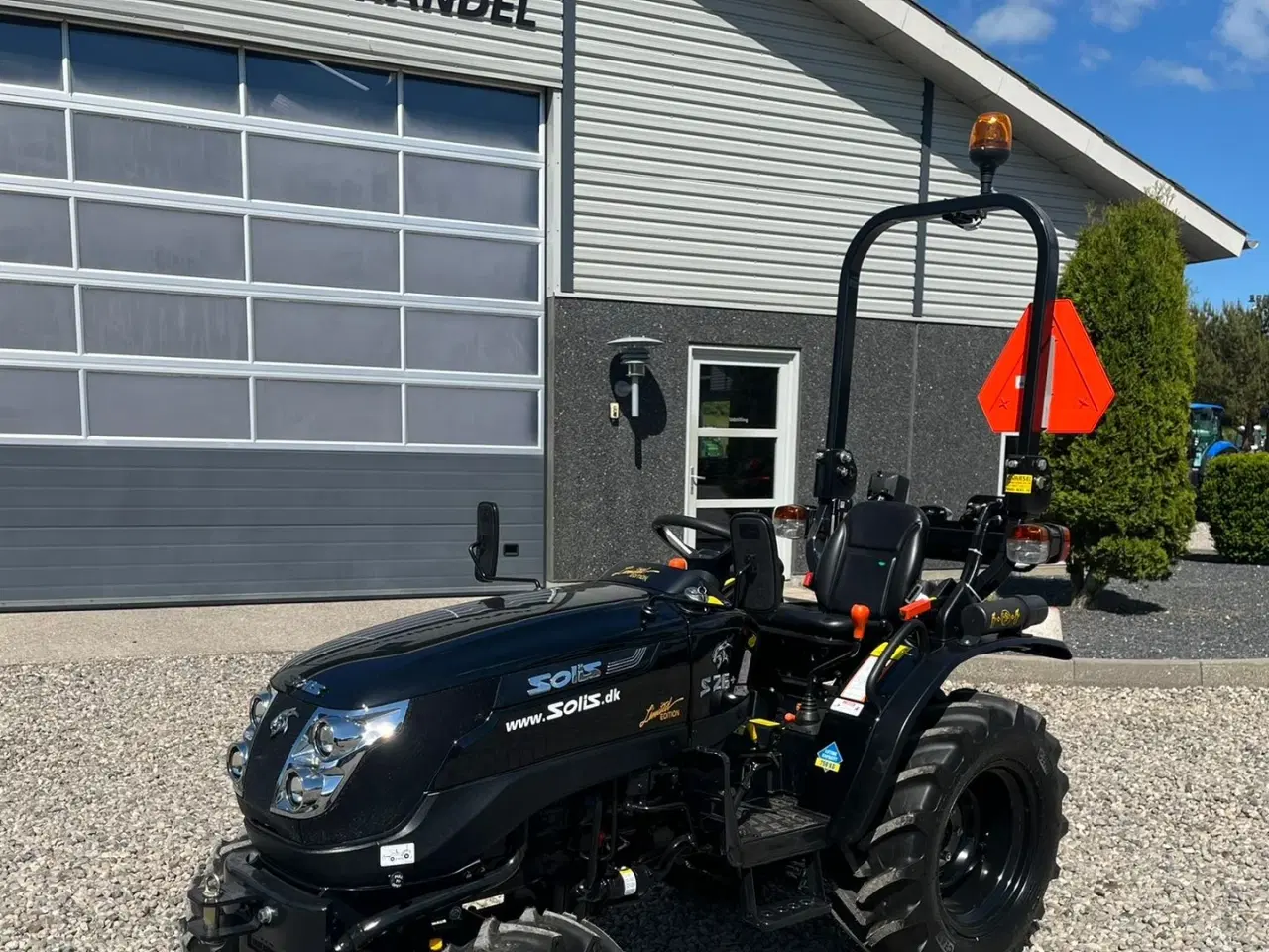 Billede 2 - Solis S26 Limited Edition i sort 6+2 Gearmaskine med Servostyring og brede traktorhjul