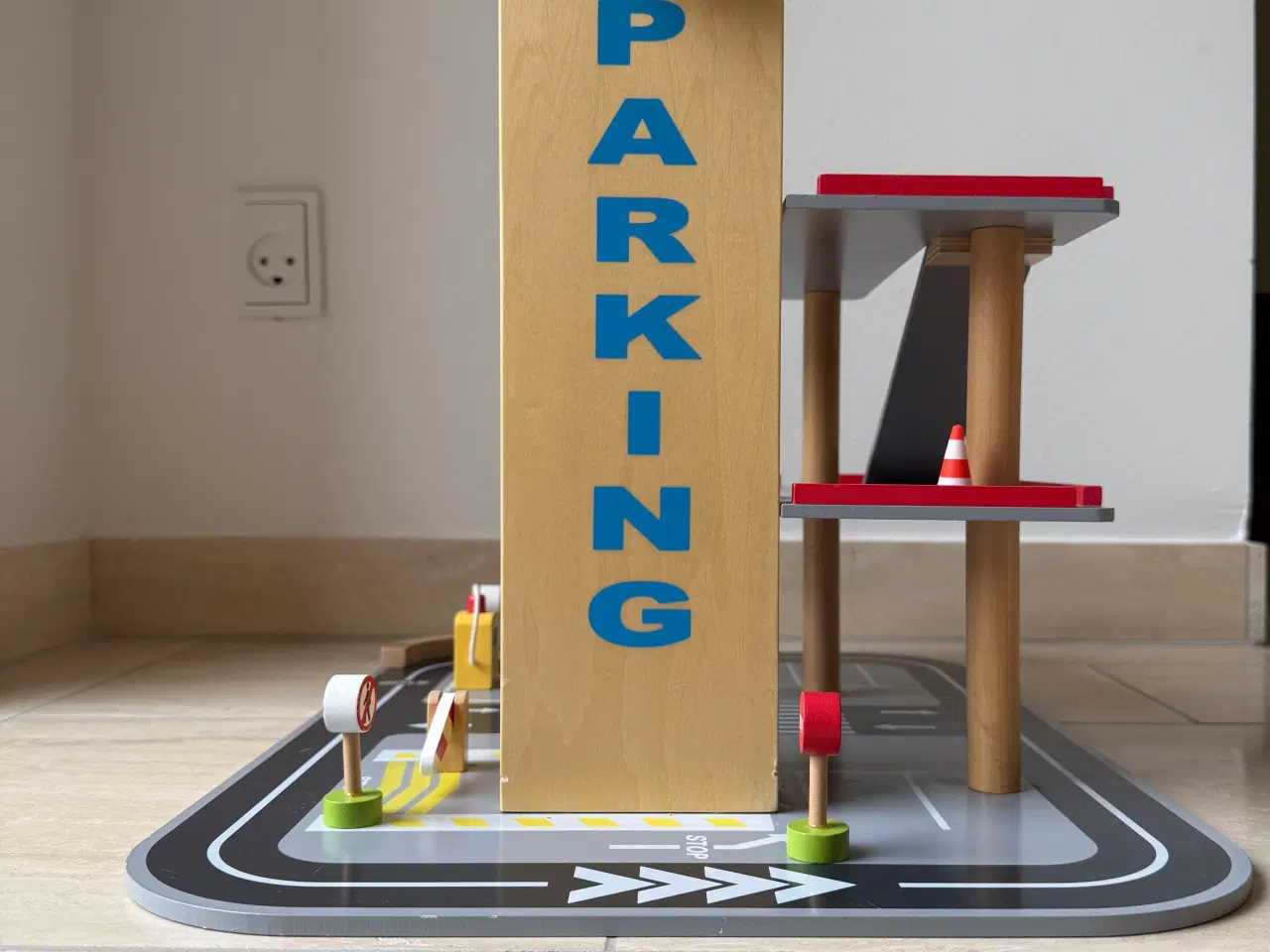 Billede 2 - Parkeringshus med elevator - i træ