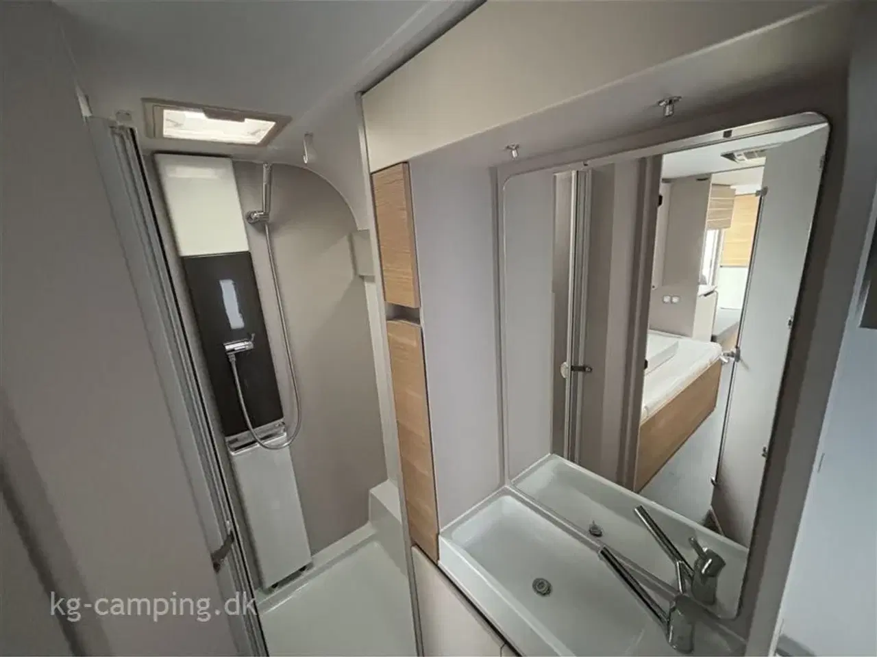 Billede 11 - 2021 - Adria Adora 613 HT Alde   Flot Adria Adora 613 HT – udstyret med Alde, Cirrus 300 telt, Mover, Aircon og ATC