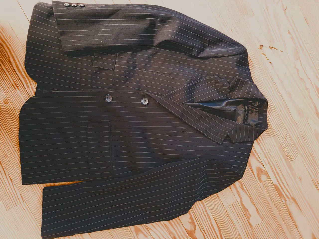 Billede 2 - Konfirmationsjakke, sort m. hvide striber