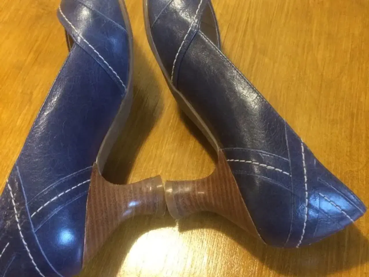 Billede 3 - Pæne blå sko og guld sko
