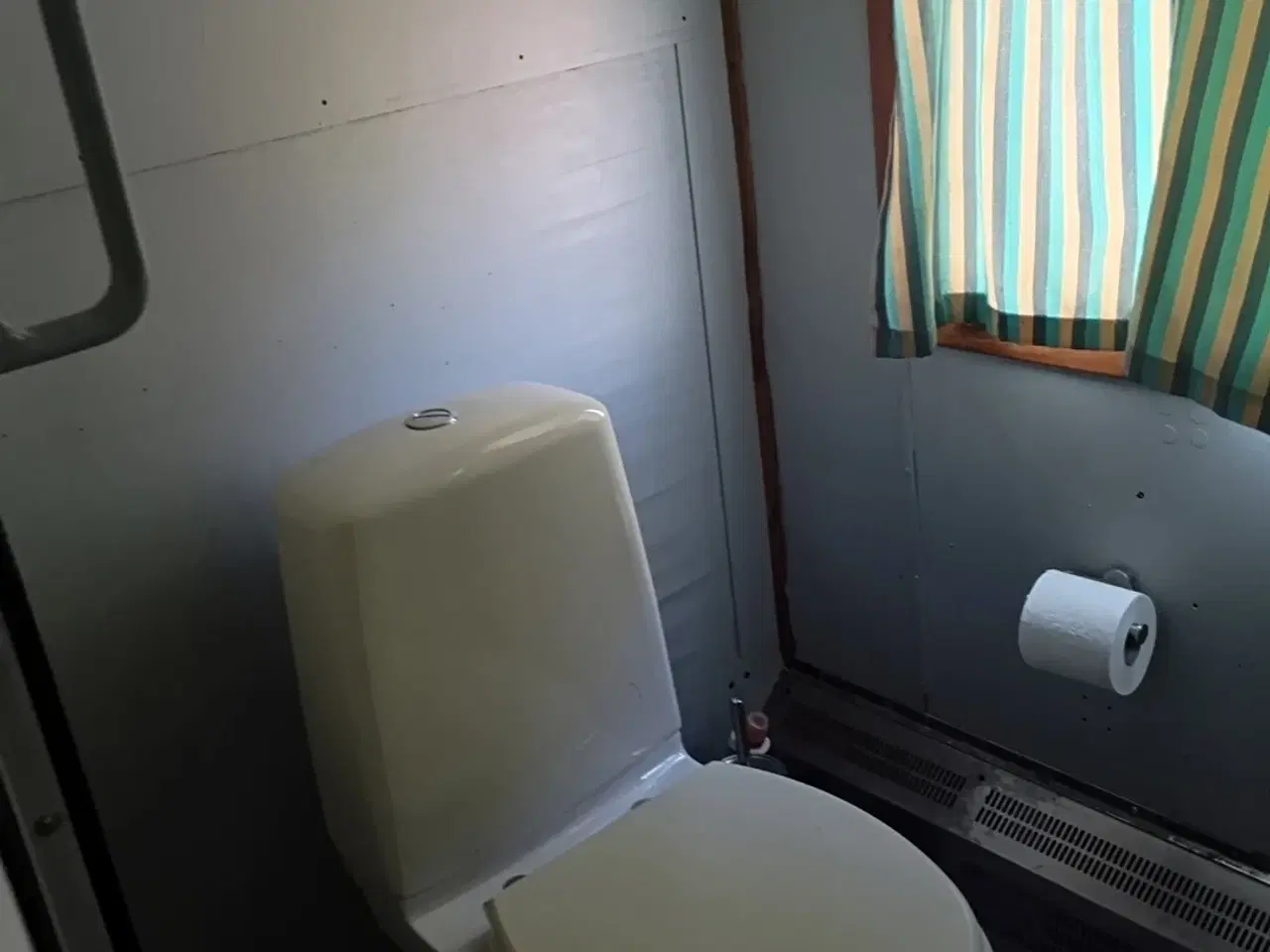 Billede 6 - Unikt værksted med lastbil grav. Tidligere lejer drev smede firma på adressen stbil grav. 100 m2 kontor grund ca 3000 m2.til leje på Jens Holms Vej 37.