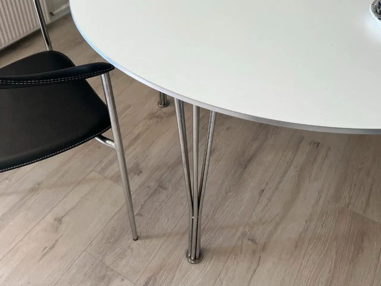 Billede 4 - Spisebord i laminat 