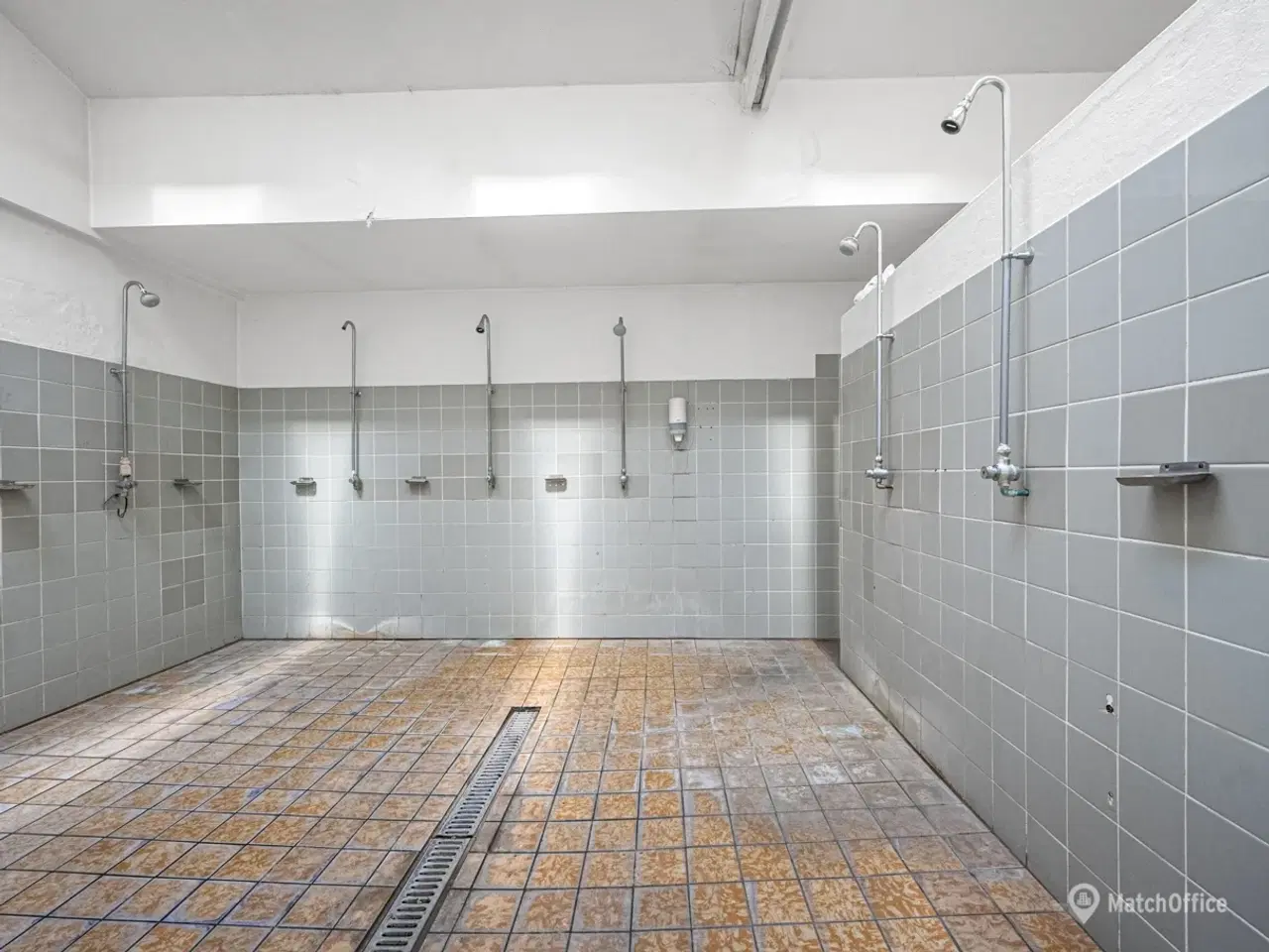 Billede 9 - Højloftet lager med portadgang og mulighed for leje af kontor