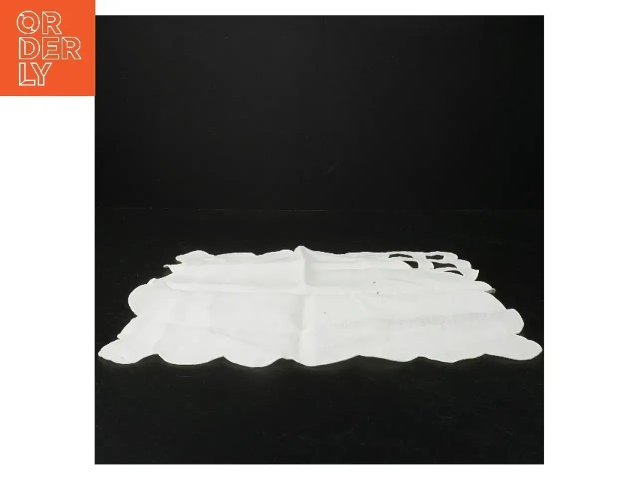 Billede 2 - Hvid dækkeserviet med bølget kant (str. 30 x 30 cm)