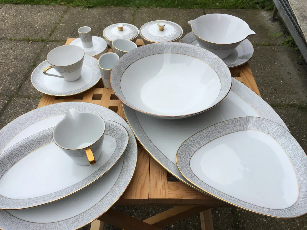 Billede 1 - Spisestel med guldkant, KOH-I-NOOR