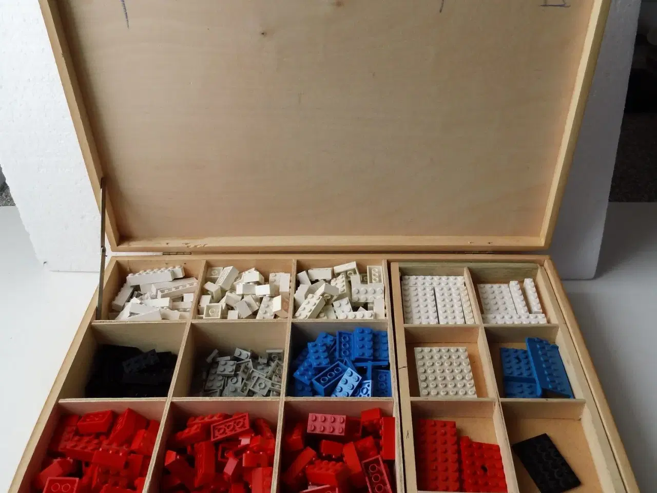 Billede 1 - LEGO trækasse med indhold 