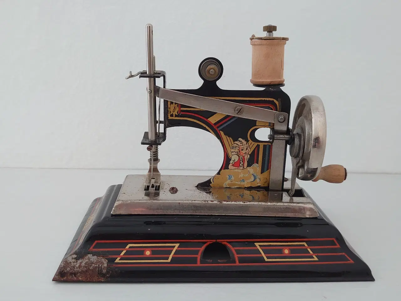Billede 2 - Miniature symaskine i blik .Model Casige. Ca. 1940