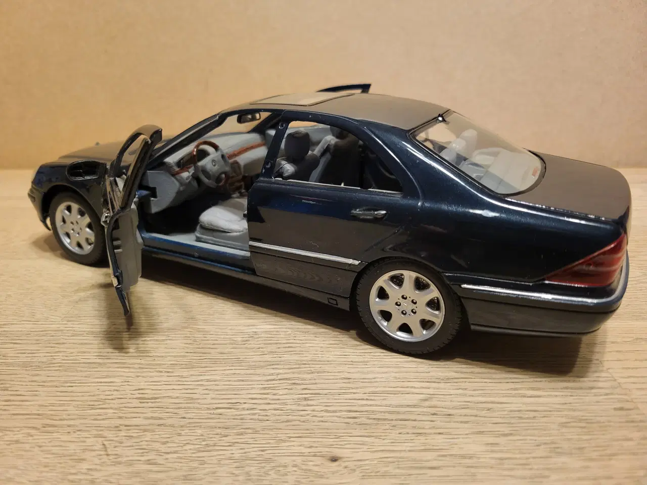 Billede 3 - Modelbil. Mercedes-Benz S 500 (1998) Skala 1/18.